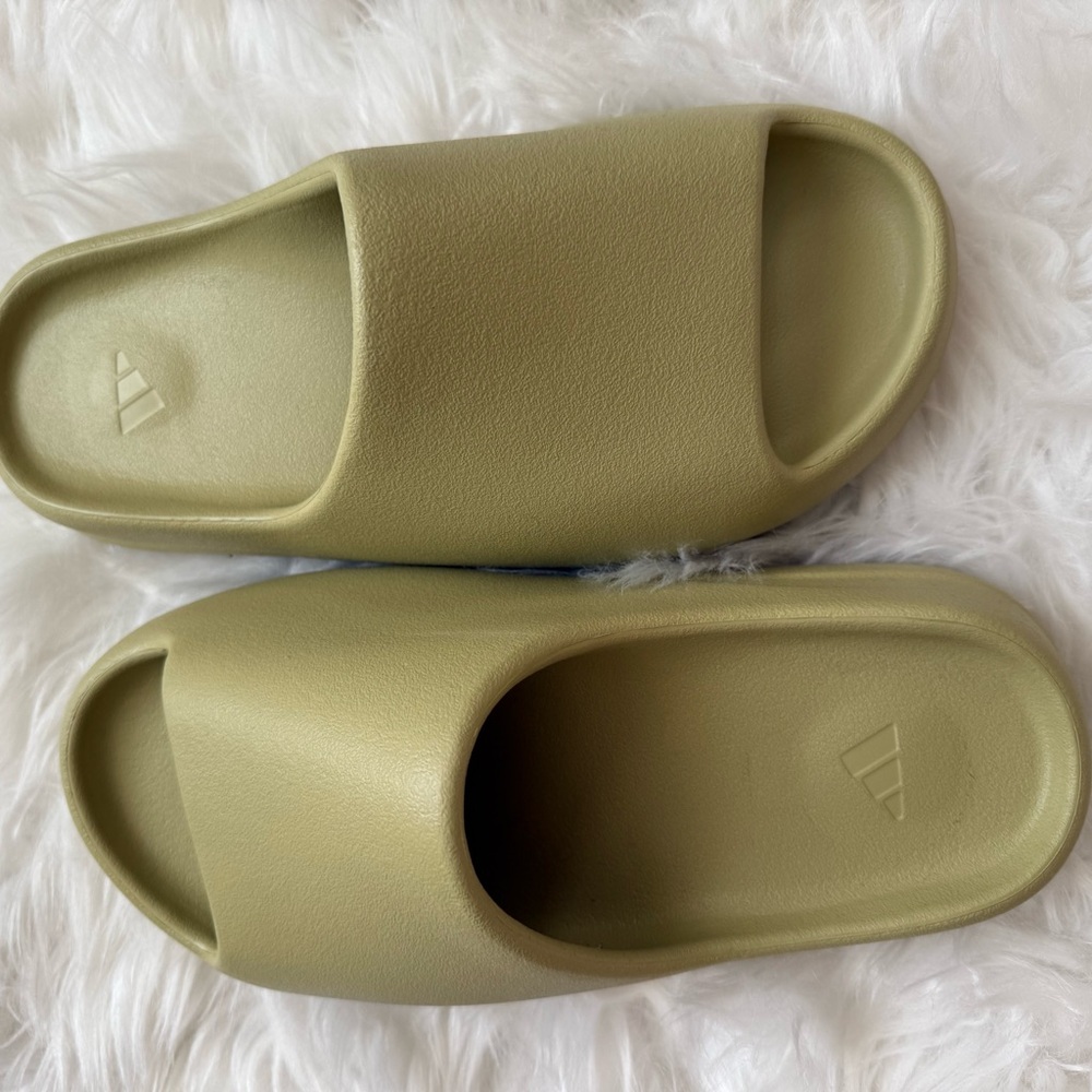 BRAND NEW YEEZY SLIDES